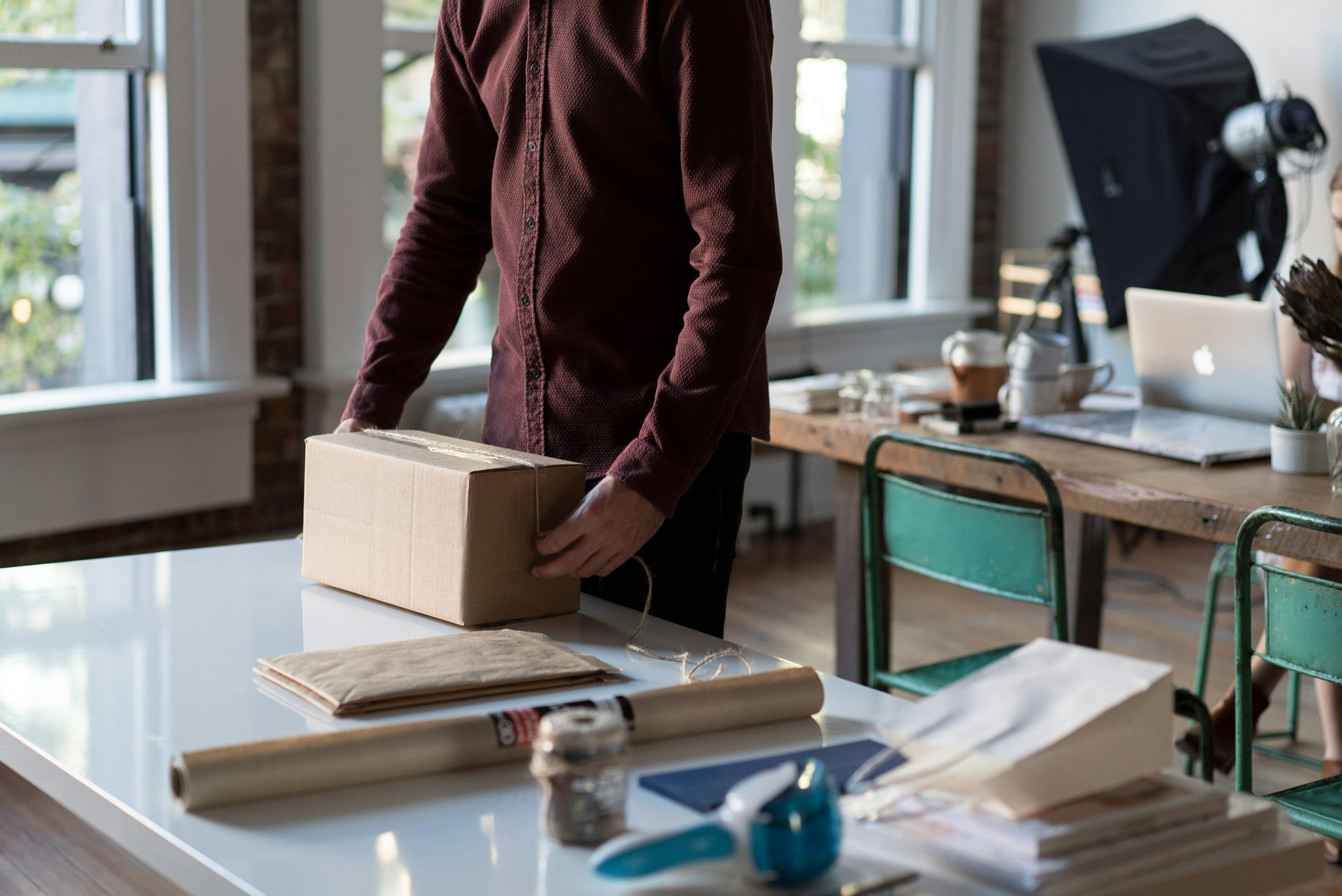 Reale Shop-Szene mit Verpackungen und Versandvorbereitung