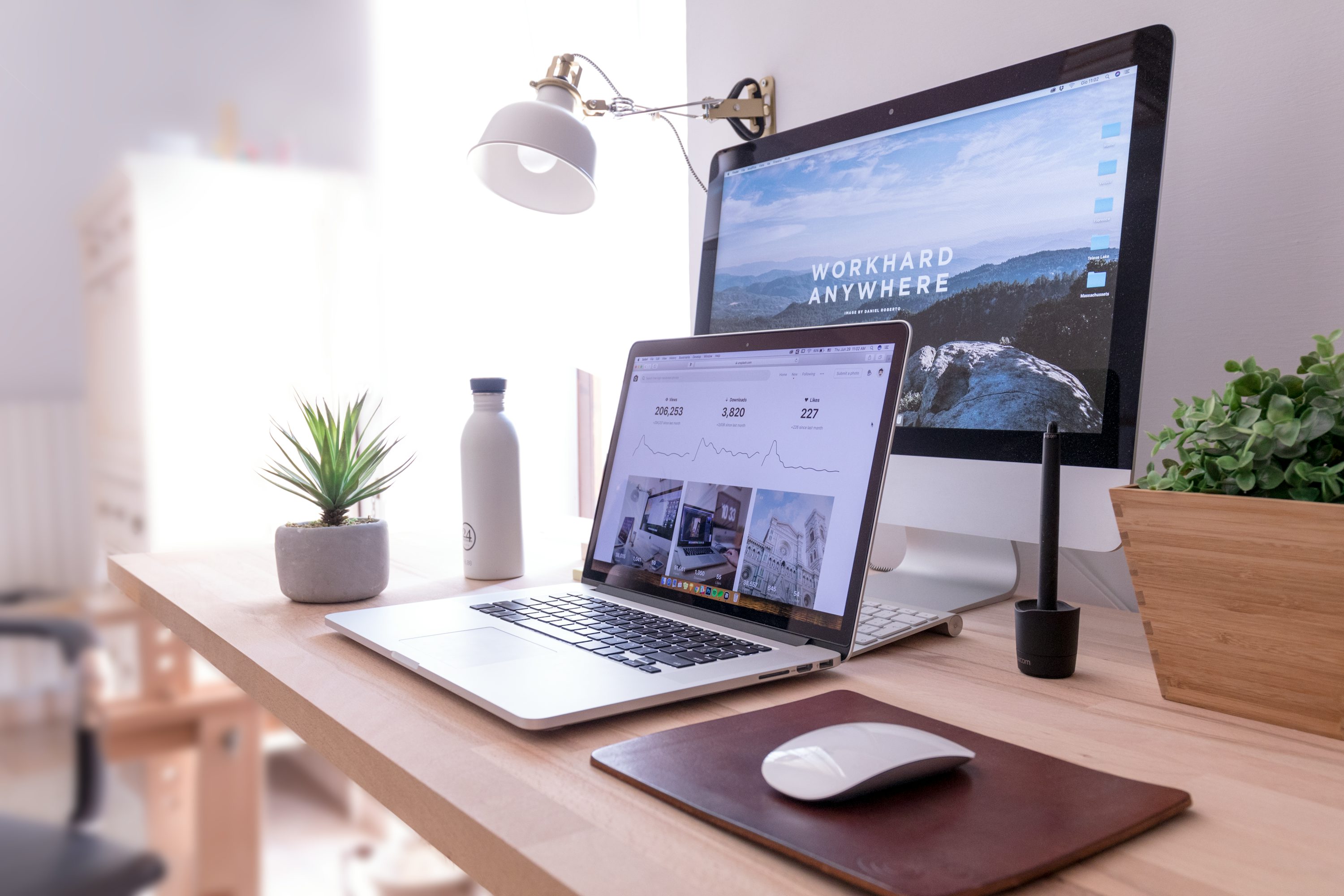 Reale Arbeitsumgebung mit Website auf einem Laptop